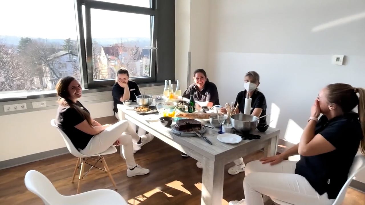Das Team der Zahnärzte im Vinzentinum am Tisch