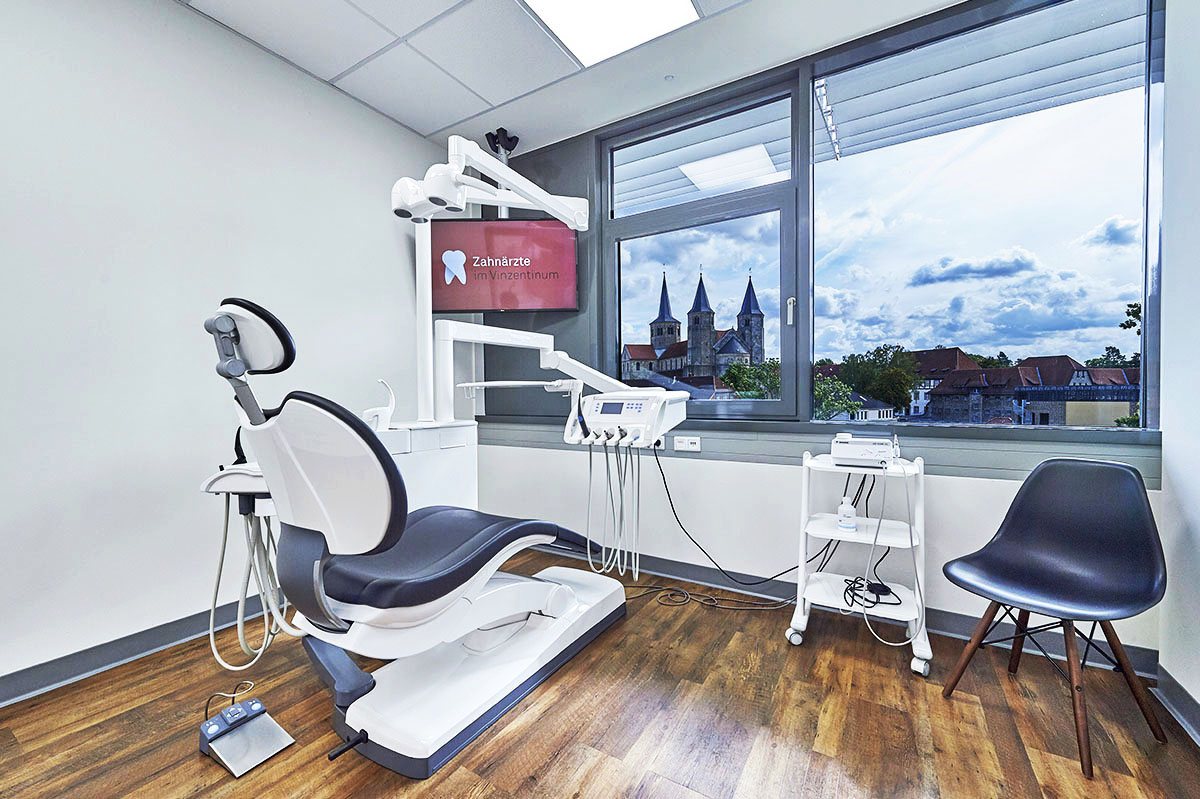 Behandlungszimmer mit Blick über Hildesheim